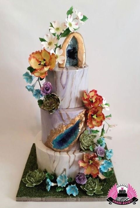 gateau de mariage original artistique avec pierre précieuse géode, decor mariage theme mineral, decor gateau wedding cake avec geode